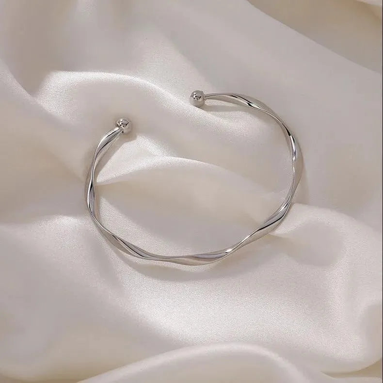 Hand bracelet